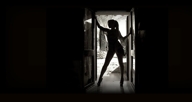 Postava ženy stojacej vo dverách.jpg